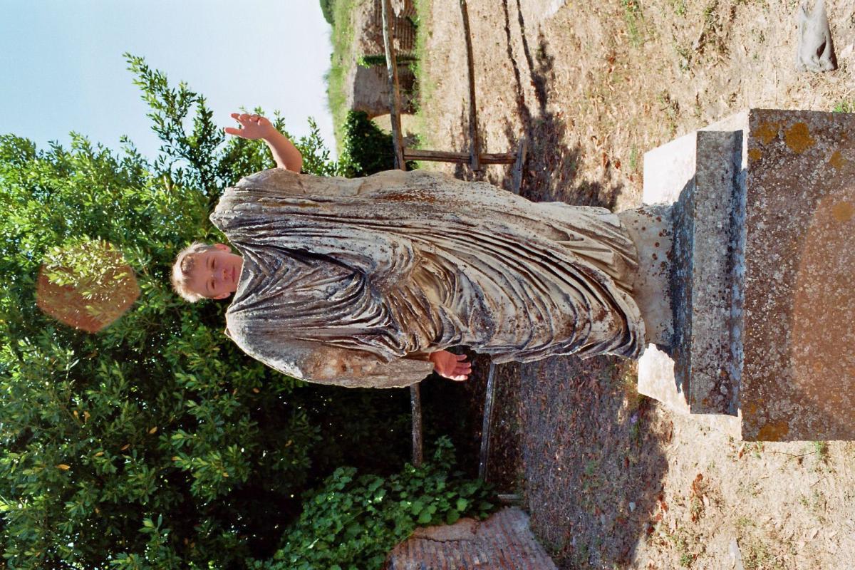 Römische Statue mit Kinderkopf
